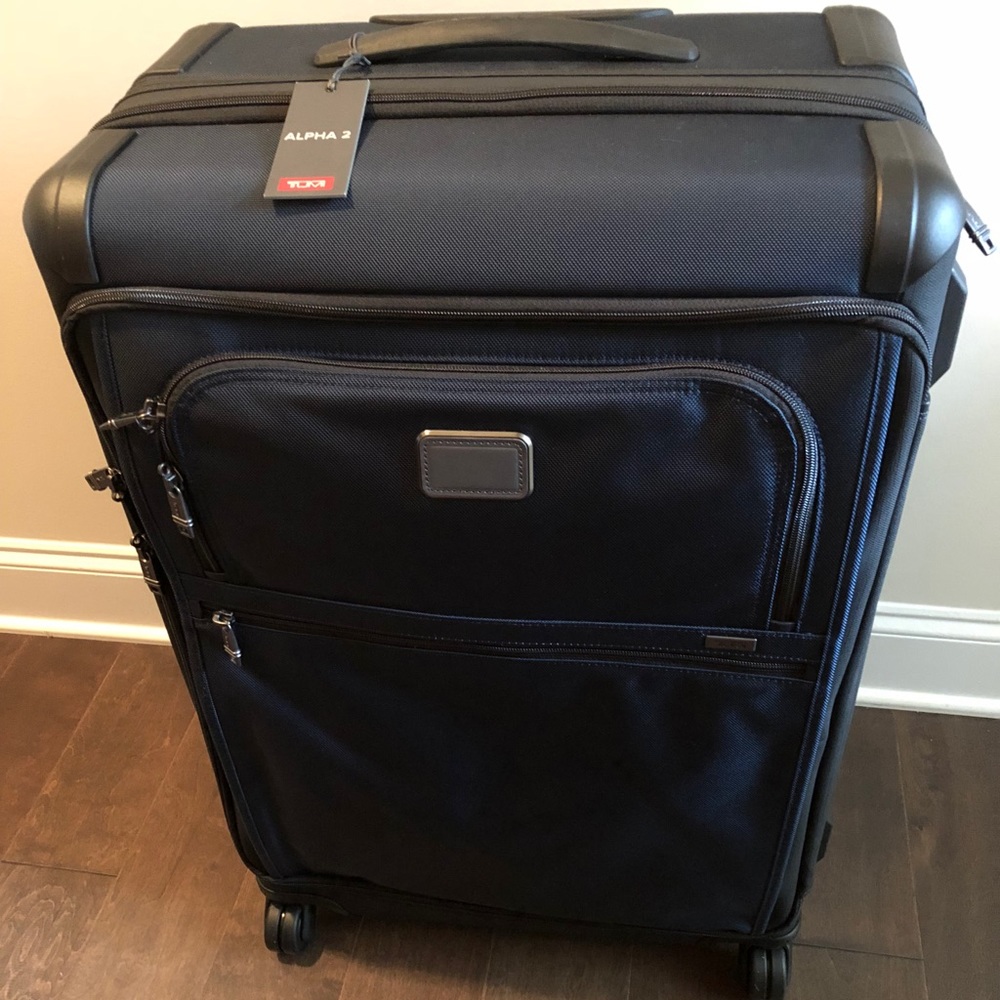 BRAND NEW!!! Tumi Alpha 2 Navy Med Spinner